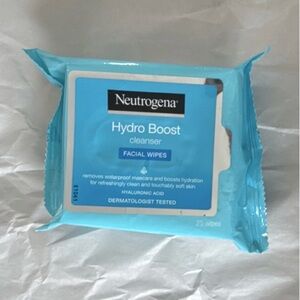 Neutrogena Hydro Boost Cleanser Wipes in Blue